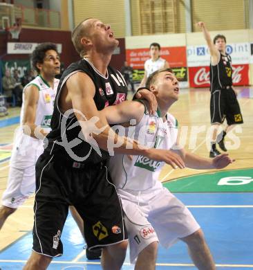 Basketball Bundesliga. Woerthersee Piraten gegen WBC Raiffeisen Wels.  Sebastian Huber,  (Piraten), Tilo Klette (Wels). Klagenfurt, 18.12.2010.
Foto:  Kuess

---
pressefotos, pressefotografie, kuess, qs, qspictures, sport, bild, bilder, bilddatenbank