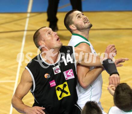 Basketball Bundesliga. Woerthersee Piraten gegen WBC Raiffeisen Wels.  Bernhard Weber, (Piraten),  Tilo Klette (Wels). Klagenfurt, 18.12.2010.
Foto:  Kuess

---
pressefotos, pressefotografie, kuess, qs, qspictures, sport, bild, bilder, bilddatenbank