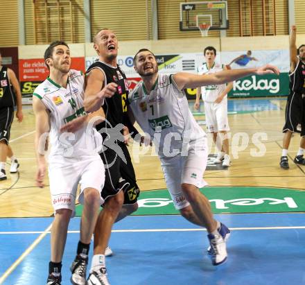 Basketball Bundesliga. Woerthersee Piraten gegen WBC Raiffeisen Wels.  Erik Rhinehart, Bernhard Weber,  (Piraten), Tilo Klette (Wels). Klagenfurt, 18.12.2010.
Foto:  Kuess

---
pressefotos, pressefotografie, kuess, qs, qspictures, sport, bild, bilder, bilddatenbank