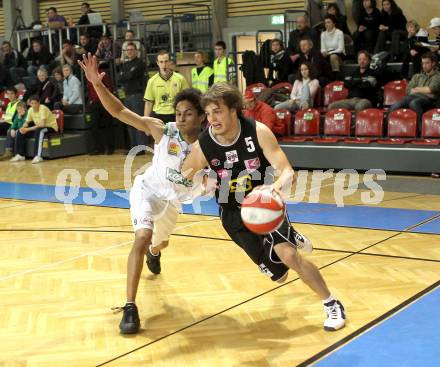 Basketball Bundesliga. Woerthersee Piraten gegen WBC Raiffeisen Wels. Samuel Bachlechner, (Piraten), Thomas Csebits  (Wels). Klagenfurt, 18.12.2010.
Foto:  Kuess

---
pressefotos, pressefotografie, kuess, qs, qspictures, sport, bild, bilder, bilddatenbank