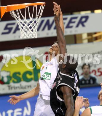 Basketball Bundesliga. Woerthersee Piraten gegen WBC Raiffeisen Wels.  Samuel Bachlechner,  (Piraten),  Jean Francois (Wels). Klagenfurt, 18.12.2010.
Foto:  Kuess

---
pressefotos, pressefotografie, kuess, qs, qspictures, sport, bild, bilder, bilddatenbank