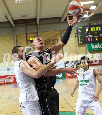 Basketball Bundesliga. Woerthersee Piraten gegen WBC Raiffeisen Wels.  Bernhard Weber,  (Piraten), Tilo Klette (Wels). Klagenfurt, 18.12.2010.
Foto:  Kuess

---
pressefotos, pressefotografie, kuess, qs, qspictures, sport, bild, bilder, bilddatenbank