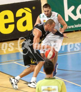 Basketball Bundesliga. Woerthersee Piraten gegen WBC Raiffeisen Wels.  Bernhard Weber, (Piraten), Tilo Klette  (Wels). Klagenfurt, 18.12.2010.
Foto:  Kuess

---
pressefotos, pressefotografie, kuess, qs, qspictures, sport, bild, bilder, bilddatenbank