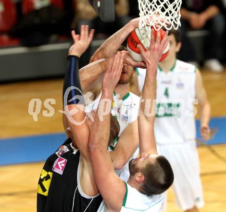 Basketball Bundesliga. Woerthersee Piraten gegen WBC Raiffeisen Wels.  Erik Rhinehart, Bernhard Weber, (Piraten),   Tilo KLette (Wels). Klagenfurt, 18.12.2010.
Foto:  Kuess

---
pressefotos, pressefotografie, kuess, qs, qspictures, sport, bild, bilder, bilddatenbank