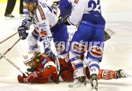 EBEL. Eishockey Bundesliga. KAC gegen VSV. Paul Schellander, (KAC), Greg Kuznik (VSV). Klagenfurt, am 21.12.2010.
Foto: Kuess 

---
pressefotos, pressefotografie, kuess, qs, qspictures, sport, bild, bilder, bilddatenbank