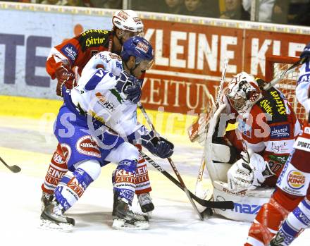 EBEL. Eishockey Bundesliga. KAC gegen VSV. Andrew Schneider, Rene Swette, (KAC), Nikolas Petrik (VSV). Klagenfurt, am 21.12.2010.
Foto: Kuess 

---
pressefotos, pressefotografie, kuess, qs, qspictures, sport, bild, bilder, bilddatenbank