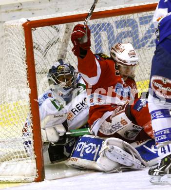 EBEL. Eishockey Bundesliga. KAC gegen VSV. Tyler Spurgeon, (KAC), Bernhard Starkbaum (VSV). Klagenfurt, am 21.12.2010.
Foto: Kuess 

---
pressefotos, pressefotografie, kuess, qs, qspictures, sport, bild, bilder, bilddatenbank