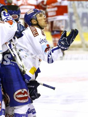 EBEL. Eishockey Bundesliga. KAC gegen VSV. Torjubel Joshua Langfeld (VSV). Klagenfurt, am 21.12.2010.
Foto: Kuess 

---
pressefotos, pressefotografie, kuess, qs, qspictures, sport, bild, bilder, bilddatenbank