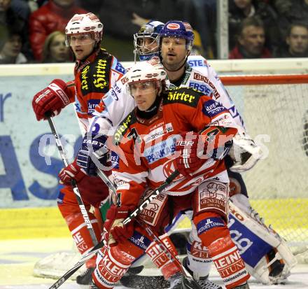 EBEL. Eishockey Bundesliga. KAC gegen VSV. Dieter Kalt, Gregor Hager, (KAC), Gerhard Unterluggauer (VSV). Klagenfurt, am 21.12.2010.
Foto: Kuess 

---
pressefotos, pressefotografie, kuess, qs, qspictures, sport, bild, bilder, bilddatenbank