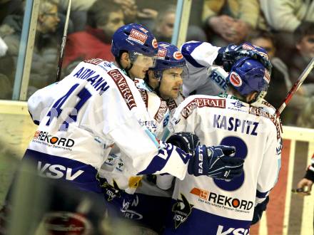 EBEL. Eishockey Bundesliga. KAC gegen VSV. Torjubel VSV. Klagenfurt, am 21.12.2010.
Foto: Kuess 

---
pressefotos, pressefotografie, kuess, qs, qspictures, sport, bild, bilder, bilddatenbank