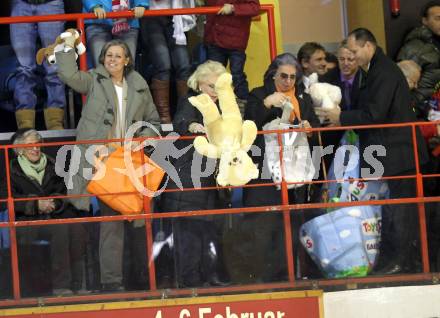 EBEL. Eishockey Bundesliga. EC KAC gegen EHC LIWEST Black Wings Linz. Heidi Horten wirft einen Teddybaer auf die Eisflaeche. Klagenfurt, am 23.12.2010.
Foto: Kuess 

---
pressefotos, pressefotografie, kuess, qs, qspictures, sport, bild, bilder, bilddatenbank