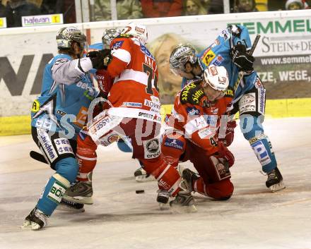 EBEL. Eishockey Bundesliga. EC KAC gegen EHC LIWEST Black Wings Linz. Dieter Kalt, David Schuller, (KAC),Aaron McKenzie, Martin Grabher Meier (Linz). Klagenfurt, am 23.12.2010.
Foto: Kuess 

---
pressefotos, pressefotografie, kuess, qs, qspictures, sport, bild, bilder, bilddatenbank