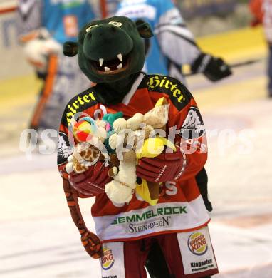 EBEL. Eishockey Bundesliga. EC KAC gegen EHC LIWEST Black Wings Linz. Fans werfen Teddybaeren aufs Eis. Maskottchen Lindi mit Teddybaeren. Klagenfurt, am 23.12.2010.
Foto: Kuess 

---
pressefotos, pressefotografie, kuess, qs, qspictures, sport, bild, bilder, bilddatenbank