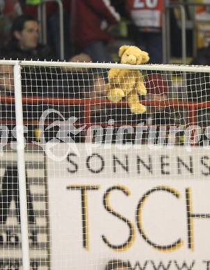 EBEL. Eishockey Bundesliga. EC KAC gegen EHC LIWEST Black Wings Linz. Fans werfen Teddybären aufs Eis.. Klagenfurt, am 23.12.2010.
Foto: Kuess 

---
pressefotos, pressefotografie, kuess, qs, qspictures, sport, bild, bilder, bilddatenbank