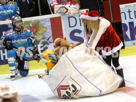 EBEL. Eishockey Bundesliga. EC KAC gegen EHC LIWEST Black Wings Linz. Fans werfen Teddybaeren aufs Eis.. Klagenfurt, am 23.12.2010.
Foto: Kuess 

---
pressefotos, pressefotografie, kuess, qs, qspictures, sport, bild, bilder, bilddatenbank