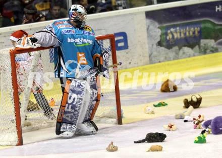 EBEL. Eishockey Bundesliga. EC KAC gegen EHC LIWEST Black Wings Linz. Fans werfen Teddybaeren aufs Eis. Alex Westlund (Linz). Klagenfurt, am 23.12.2010.
Foto: Kuess 

---
pressefotos, pressefotografie, kuess, qs, qspictures, sport, bild, bilder, bilddatenbank