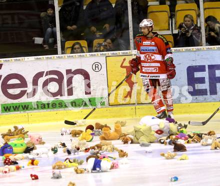 EBEL. Eishockey Bundesliga. EC KAC gegen EHC LIWEST Black Wings Linz. Fans werfen Teddybaeren aufs Eis.. Klagenfurt, am 23.12.2010.
Foto: Kuess 

---
pressefotos, pressefotografie, kuess, qs, qspictures, sport, bild, bilder, bilddatenbank