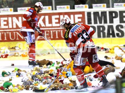 EBEL. Eishockey Bundesliga. EC KAC gegen EHC LIWEST Black Wings Linz. Fans werfen Teddybaeren aufs Eis.. Klagenfurt, am 23.12.2010.
Foto: Kuess 

---
pressefotos, pressefotografie, kuess, qs, qspictures, sport, bild, bilder, bilddatenbank