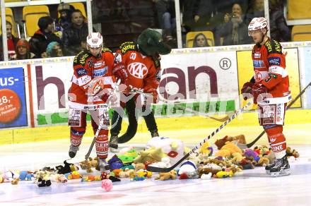 EBEL. Eishockey Bundesliga. EC KAC gegen EHC LIWEST Black Wings Linz. Fans werfen Teddybären aufs Eis.. Klagenfurt, am 23.12.2010.
Foto: Kuess 

---
pressefotos, pressefotografie, kuess, qs, qspictures, sport, bild, bilder, bilddatenbank