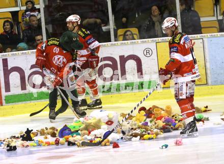 EBEL. Eishockey Bundesliga. EC KAC gegen EHC LIWEST Black Wings Linz. Fans werfen Teddybaeren aufs Eis.. Klagenfurt, am 23.12.2010.
Foto: Kuess 

---
pressefotos, pressefotografie, kuess, qs, qspictures, sport, bild, bilder, bilddatenbank