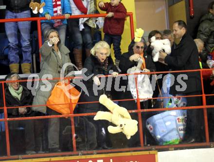 EBEL. Eishockey Bundesliga. EC KAC gegen EHC LIWEST Black Wings Linz. Heidi Horten wirft einen Teddybär auf die Eisfläche. Klagenfurt, am 23.12.2010.
Foto: Kuess 

---
pressefotos, pressefotografie, kuess, qs, qspictures, sport, bild, bilder, bilddatenbank