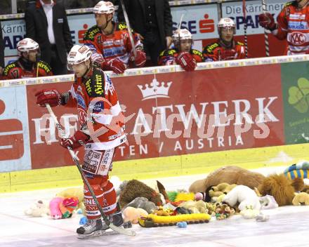 EBEL. Eishockey Bundesliga. EC KAC gegen EHC LIWEST Black Wings Linz. Fans werfen Teddybaeren aufs Eis.. Klagenfurt, am 23.12.2010.
Foto: Kuess 

---
pressefotos, pressefotografie, kuess, qs, qspictures, sport, bild, bilder, bilddatenbank