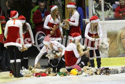 EBEL. Eishockey Bundesliga. EC KAC gegen EHC LIWEST Black Wings Linz. Fans werfen Teddybaeren aufs Eis.. Klagenfurt, am 23.12.2010.
Foto: Kuess 

---
pressefotos, pressefotografie, kuess, qs, qspictures, sport, bild, bilder, bilddatenbank