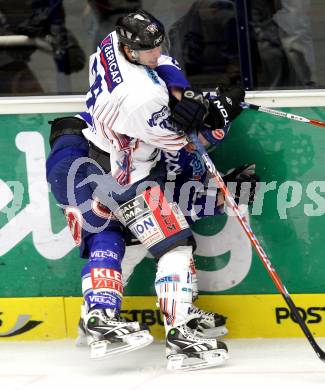 EBEL. Eishockey Bundesliga. EC Pasut VSV gegen  Alba Volan SAPA Fehervar AV19. Michael Raffl,  (VSV), Artyom Vaszjunyin (Alba Volan). Villach, am 26.12.2010.
Foto: Kuess 


---
pressefotos, pressefotografie, kuess, qs, qspictures, sport, bild, bilder, bilddatenbank