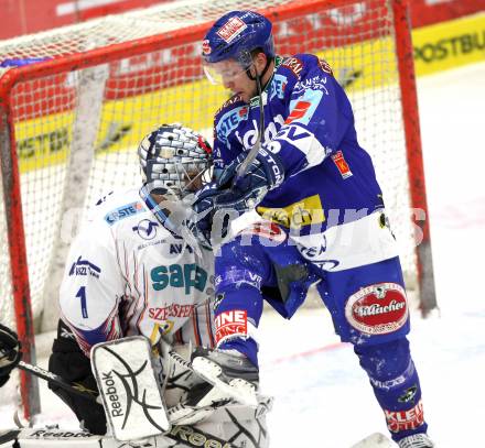 EBEL. Eishockey Bundesliga. EC Pasut VSV gegen  Alba Volan SAPA Fehervar AV19. Roland Kaspitz, (VSV), Zoltan Hetenyi  (Alba Volan). Villach, am 26.12.2010.
Foto: Kuess 


---
pressefotos, pressefotografie, kuess, qs, qspictures, sport, bild, bilder, bilddatenbank