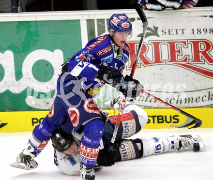 EBEL. Eishockey Bundesliga. EC Pasut VSV gegen  Alba Volan SAPA Fehervar AV19. Michael Raffl,  (VSV), Artyom Vaszjunyin (Alba Volan). Villach, am 26.12.2010.
Foto: Kuess 


---
pressefotos, pressefotografie, kuess, qs, qspictures, sport, bild, bilder, bilddatenbank