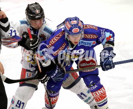 EBEL. Eishockey Bundesliga. EC Pasut VSV gegen  Alba Volan SAPA Fehervar AV19. Matt Ryan,  (VSV), Daniel Fekete (Alba Volan). Villach, am 26.12.2010.
Foto: Kuess 


---
pressefotos, pressefotografie, kuess, qs, qspictures, sport, bild, bilder, bilddatenbank