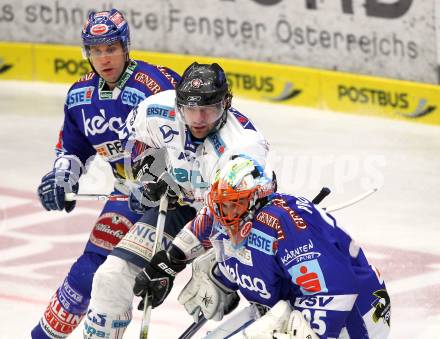 EBEL. Eishockey Bundesliga. EC Pasut VSV gegen  Alba Volan SAPA Fehervar AV19. Greg Kuznik, Gert Prohaska, (VSV), Arpad Mihaly  (Alba Volan). Villach, am 26.12.2010.
Foto: Kuess 


---
pressefotos, pressefotografie, kuess, qs, qspictures, sport, bild, bilder, bilddatenbank