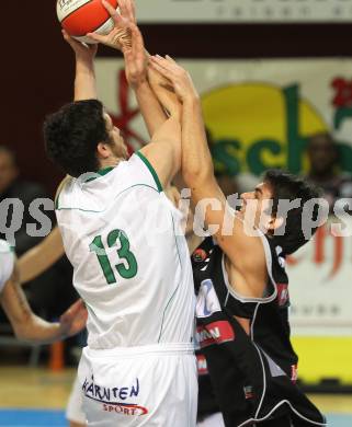 Basketball Bundesliga. Woerthersee Piraten gegen Ece Bulls Kapfenberg.  Erik Rhinehart (Piraten), Vladimir Ljesevic (Kapfenberg). Klagenfurt, 11.12.2010.
Foto:  Kuess

---
pressefotos, pressefotografie, kuess, qs, qspictures, sport, bild, bilder, bilddatenbank