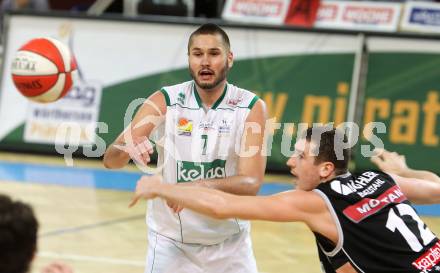 Basketball Bundesliga. Woerthersee Piraten gegen Ece Bulls Kapfenberg.  Bernhard Weber (Piraten), Heinz Kuegerl (Kapfenberg). Klagenfurt, 11.12.2010.
Foto:  Kuess

---
pressefotos, pressefotografie, kuess, qs, qspictures, sport, bild, bilder, bilddatenbank