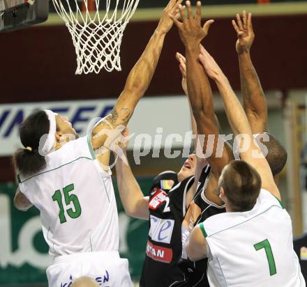 Basketball Bundesliga. Woerthersee Piraten gegen Ece Bulls Kapfenberg.  Thomas Kennedy, Bernhard Weber (Piraten), Heinz Kuegerl (Kapfenberg). Klagenfurt, 11.12.2010.
Foto:  Kuess

---
pressefotos, pressefotografie, kuess, qs, qspictures, sport, bild, bilder, bilddatenbank