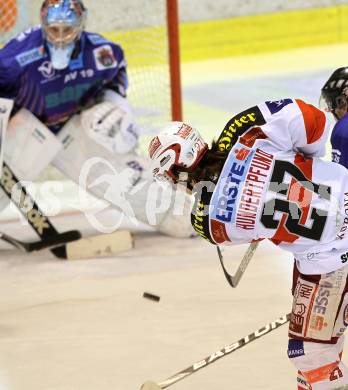 EBEL. Eishockey Bundesliga. EC KAC gegen Alba Volan SAPA Fehervar AV19. Thomas HUndertpfund (KAC), HETENYI  Zoltan (Alba Volan). Klagenfurt, am 28.12.2010.
Foto: Kuess 

---
pressefotos, pressefotografie, kuess, qs, qspictures, sport, bild, bilder, bilddatenbank