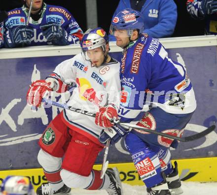 EBEL. Eishockey Bundesliga. EC Rekordfenster VSV gegen Red Bull Salzburg. Kevin Mitchell (VSV), Thomas Koch (Salzburg). Villach, am 30.12.2010.
Foto: Kuess
---
pressefotos, pressefotografie, kuess, qs, qspictures, sport, bild, bilder, bilddatenbank