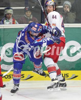 EBEL. Eishockey Bundesliga. EC Rekordfenster VSV gegen Red Bull Salzburg. Nikolas Petrik (VSV), Douglas Lynch (Salzburg). Villach, am 30.12.2010.
Foto: Kuess
---
pressefotos, pressefotografie, kuess, qs, qspictures, sport, bild, bilder, bilddatenbank