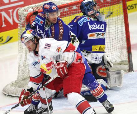 EBEL. Eishockey Bundesliga. EC Rekordfenster VSV gegen Red Bull Salzburg. Greg Kuznik, Bernhard Starkbaum (VSV), Georg Waldhauser (Salzburg). Villach, am 30.12.2010.
Foto: Kuess
---
pressefotos, pressefotografie, kuess, qs, qspictures, sport, bild, bilder, bilddatenbank