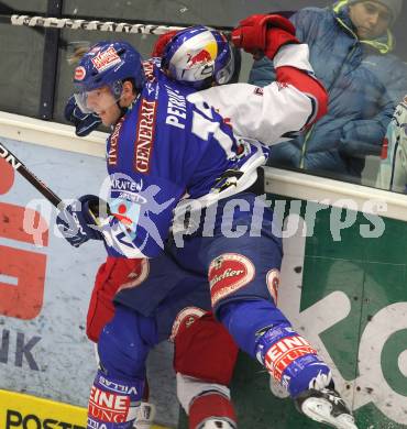 EBEL. Eishockey Bundesliga. EC Rekordfenster VSV gegen Red Bull Salzburg. Benjamin Petrik (VSV), Alexander Feichtner (Salzburg). Villach, am 30.12.2010.
Foto: Kuess
---
pressefotos, pressefotografie, kuess, qs, qspictures, sport, bild, bilder, bilddatenbank