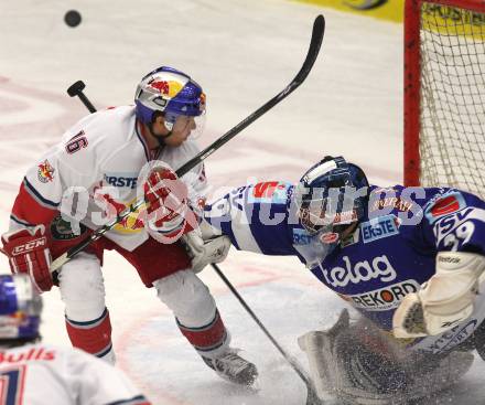 EBEL. Eishockey Bundesliga. EC Rekordfenster VSV gegen Red Bull Salzburg. Bernhard Starkbaum (VSV), Ryan Duncan (Salzburg). Villach, am 30.12.2010.
Foto: Kuess
---
pressefotos, pressefotografie, kuess, qs, qspictures, sport, bild, bilder, bilddatenbank