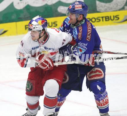 EBEL. Eishockey Bundesliga. EC Rekordfenster VSV gegen Red Bull Salzburg. Kevin Mitchell (VSV), Steven Regier (Salzburg). Villach, am 30.12.2010.
Foto: Kuess
---
pressefotos, pressefotografie, kuess, qs, qspictures, sport, bild, bilder, bilddatenbank