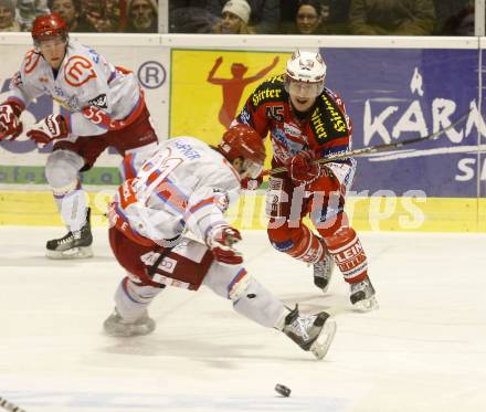 EBEL. Eishockey Bundesliga. EC KAC gegen HK Acroni Jesenice. SCHULLER David (KAC), HAFNER Tomi (Jesenice). Klagenfurt, am 2.1.2011.
Foto: Kuess 

---
pressefotos, pressefotografie, kuess, qs, qspictures, sport, bild, bilder, bilddatenbank