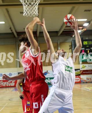 Basketball Bundesliga. Woerthersee Piraten gegen Arkadia Traiskirchen Lions.   Bernhard Weber (Piraten), Bralovic Milan (Traiskirchen). Klagenfurt, 2.1.2011.
Foto:  Kuess

---
pressefotos, pressefotografie, kuess, qs, qspictures, sport, bild, bilder, bilddatenbank