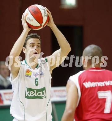 Basketball Bundesliga. Woerthersee Piraten gegen Arkadia Traiskirchen Lions. Marco Breithuber(Piraten),  Payton Kevin (Traiskirchen). Klagenfurt, 2.1.2011.
Foto:  Kuess

---
pressefotos, pressefotografie, kuess, qs, qspictures, sport, bild, bilder, bilddatenbank