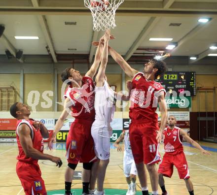 Basketball Bundesliga. Woerthersee Piraten gegen Arkadia Traiskirchen Lions.  Martin Breithuber (Piraten),  Balga Stefan, Vay Fabricio, Danek Benedikt (Traiskirchen). Klagenfurt, 2.1.2011.
Foto:  Kuess

---
pressefotos, pressefotografie, kuess, qs, qspictures, sport, bild, bilder, bilddatenbank