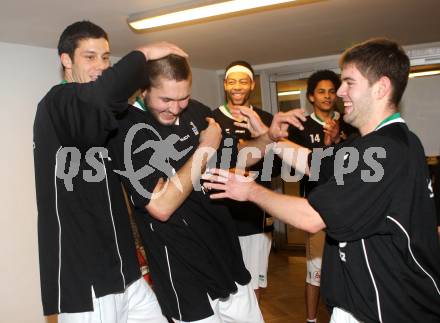 Basketball Bundesliga. Woerthersee Piraten gegen Arkadia Traiskirchen Lions.  Erik Rhinehart, Bernhard Weber, Christian Erschen. Klagenfurt, 2.1.2011.
Foto:  Kuess

---
pressefotos, pressefotografie, kuess, qs, qspictures, sport, bild, bilder, bilddatenbank