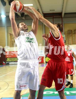 Basketball Bundesliga. Woerthersee Piraten gegen Arkadia Traiskirchen Lions.  Bernhard Weber (Piraten),  Bralovic Milan (Traiskirchen). Klagenfurt, 2.1.2011.
Foto:  Kuess

---
pressefotos, pressefotografie, kuess, qs, qspictures, sport, bild, bilder, bilddatenbank