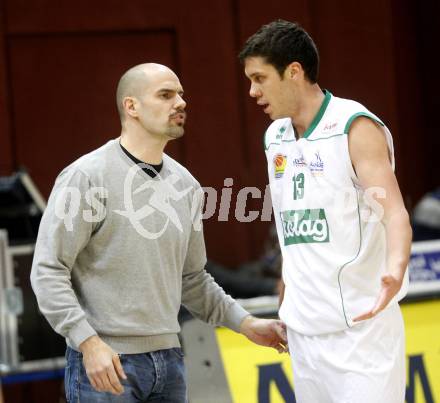 Basketball Bundesliga. Woerthersee Piraten gegen Arkadia Traiskirchen Lions.  Joachim Buggelsheim, Erik Rhinehart (Piraten). Klagenfurt, 2.1.2011.
Foto:  Kuess

---
pressefotos, pressefotografie, kuess, qs, qspictures, sport, bild, bilder, bilddatenbank