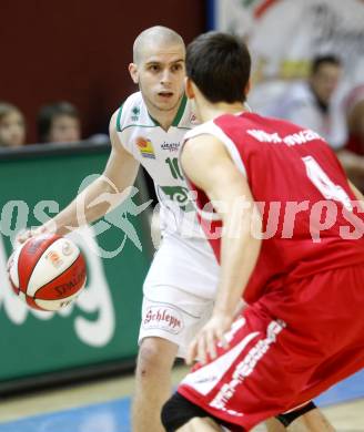 Basketball Bundesliga. Woerthersee Piraten gegen Arkadia Traiskirchen Lions.  Gunther Zajic (Piraten), Balga Stefan (Traiskirchen). Klagenfurt, 2.1.2011.
Foto:  Kuess

---
pressefotos, pressefotografie, kuess, qs, qspictures, sport, bild, bilder, bilddatenbank